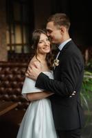 jeune couple mariée et le marié dans une robe courte blanche photo