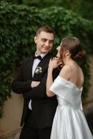 jeune couple mariée et le marié dans une robe courte blanche photo