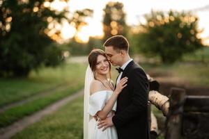 jeune couple le marié en costume noir et la mariée en robe courte blanche photo