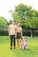 couple asiatique amour avec chien photo