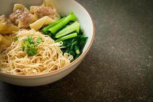 nouilles aux œufs séchées avec wonton de porc ou boulettes de porc sans soupe photo