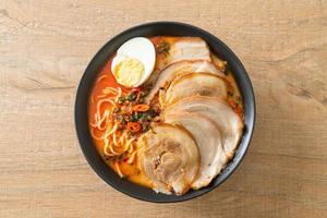 nouilles ramen soupe épicée au tomyum avec rôti de porc photo