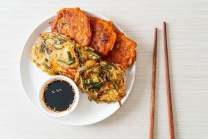 pajeon ou crêpe coréenne et crêpe kimchi coréenne ou kimchijeon sur fond blanc photo