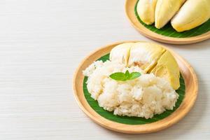 riz gluant durian sur assiette photo