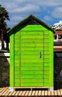 belle cabine de plage en bois vert. image verticale. photo
