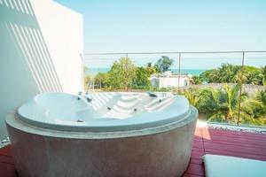 baignoire jacuzzi sur balcon photo