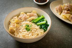 nouilles aux œufs avec soupe wonton au porc ou soupe de boulettes de porc et légumes photo