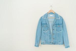 Veste jean femme accroché au mur photo