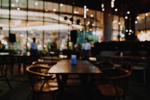 bar de nuit flou abstrait et restaurant pour le fond photo