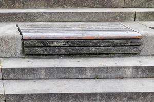 différentes vues extérieures sur des escaliers en béton, en bois et en métal. photo