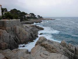 mer agitée, vagues se brisant contre les rochers photo