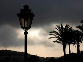 Lampadaires publics rétroéclairés sur fond blanc photo