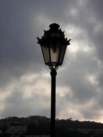 Lampadaires publics rétroéclairés sur fond blanc photo