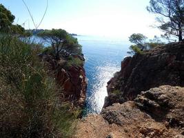 rochers et falaises avec ciel bleu et mer turquoise photo