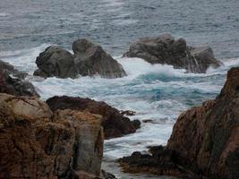 mer agitée, vagues se brisant contre les rochers photo