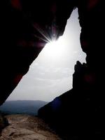 grotte ouverte dans la montagne de montserrat au nord de la ville de barcelone. photo