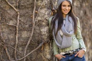 jeune femme par le mur photo