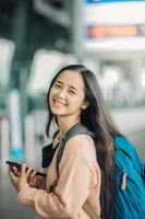 jeune belle voyageuse à l'aéroport en voyage. photo