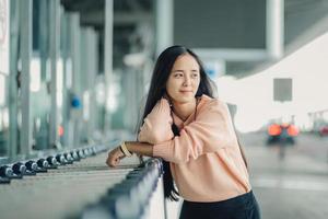 jeune belle voyageuse à l'aéroport en voyage. photo