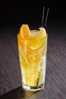 cocktail exotique frais avec des glaçons et orange photo