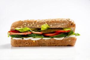 savoureux sandwich végétarien sain avec des œufs et des légumes pour le déjeuner photo