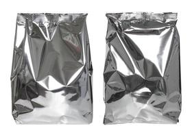ensemble de sac d'emballage en aluminium isolé sur blanc avec un tracé de détourage photo