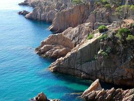 mer bleue et ciel bleu de la costa brava catalane, espagne photo