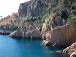 rochers et falaises avec ciel bleu et mer turquoise photo