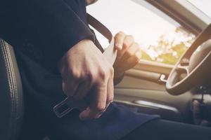 homme mettant la ceinture de sécurité avant de conduire, gros plan sur la boucle de ceinture, concept de conduite sûre photo