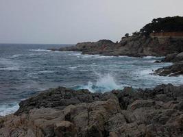 mer agitée, vagues se brisant contre les rochers photo