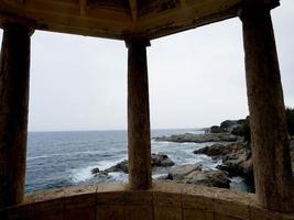 rond-point en pierre classique avec fond de mer situé sur la costa brava catalane, espagne. photo