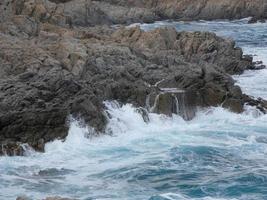 mer agitée, vagues se brisant contre les rochers photo