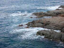 mer agitée, vagues se brisant contre les rochers photo