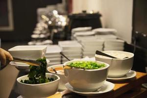 femme mange le petit-déjeuner dans un hôtel - personnes avec petit-déjeuner dans le concept de l'hôtel photo