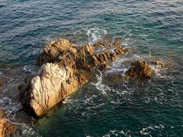 mer agitée, vagues se brisant contre les rochers photo