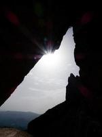 grotte ouverte dans la montagne de montserrat au nord de la ville de barcelone. photo