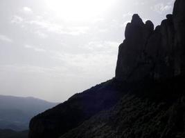 vues des montagnes de montserrat au nord de la ville de barcelone. photo