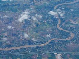 vue aérienne du champ agricole et de la rivière vue à travers la fenêtre de l'avion photo