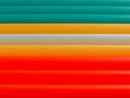 vue rapprochée de nouveaux crayons de carbone colorés isolés photo