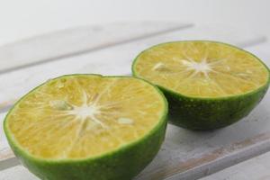 oranges vertes et fruits de santé tranchés pour une alimentation propre. riche en vitamine c. photo