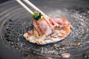 utiliser des baguettes en mangeant des sushis au bœuf wagyu japonais de qualité a5 photo