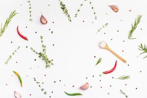 fond de nourriture avec des herbes vertes et des épices photo