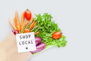 légumes biologiques frais dans un sac à provisions artisanal photo