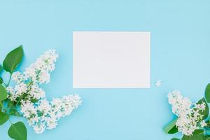 maquette de cadre vierge avec des fleurs blanches photo