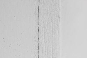 mur de béton texturé blanc avec points et fissure verticale, photo horizontale. tourné pour fond abstrait, élément de design décoratif avec espace vide, papier peint