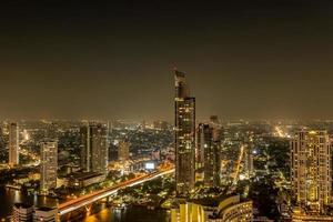 vue sur le paysage urbain de bangkok à minuit photo