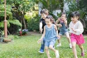 enfants jouant à l'extérieur avec des amis. photo