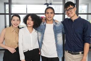 portrait de l'équipe d'affaires créatives asiatiques. jeunes gens d'affaires de démarrage créatif hipster dans un bureau moderne. photo