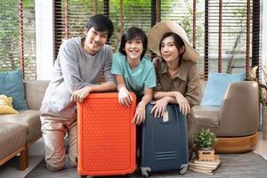 portrait de famille asiatique avec concept de vacances bagages. photo
