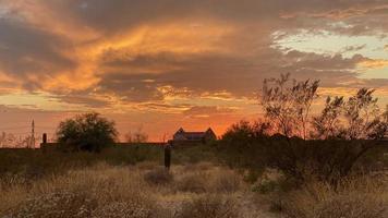 maison du désert au coucher du soleil photo